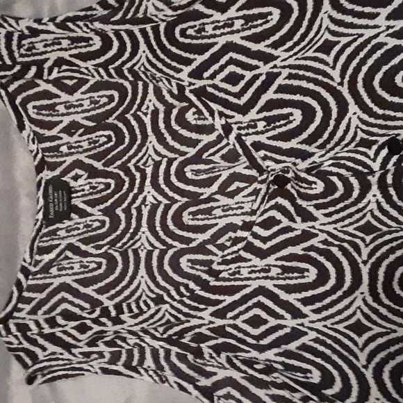 Faded Glory (Black and White) Tank Blouse, little loose, so it can Flare. - Picture 5 of 10